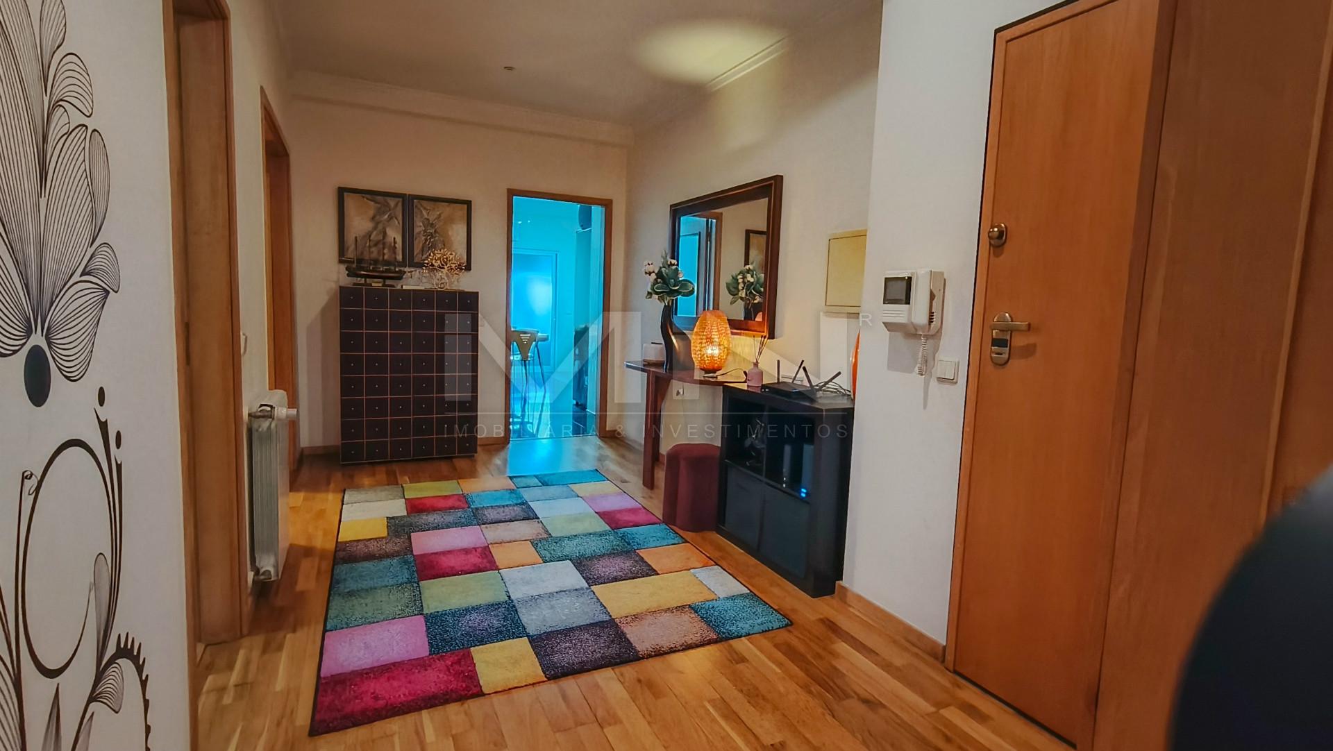 A 5 Minutos do Porto! Espaçoso T3 com Suite, Varandas e Garagem em Zona Calma de Gondomar.