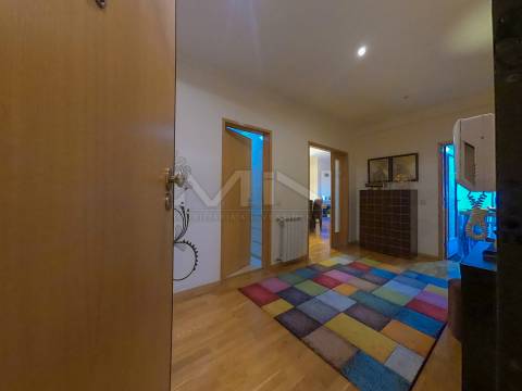 A 5 Minutos do Porto! Espaçoso T3 com Suite, Varandas e Garagem em Zona Calma de Gondomar.