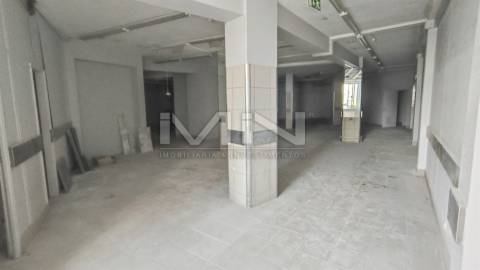 Espaço Comercial 305m² | Centro de Gondomar | Ideal para Restauração ou Supermercado