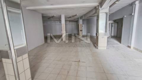 Espaço Comercial 305m² | Centro de Gondomar | Ideal para Restauração ou Supermercado