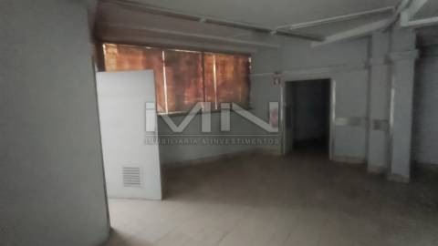 Espaço Comercial 305m² | Centro de Gondomar | Ideal para Restauração ou Supermercado