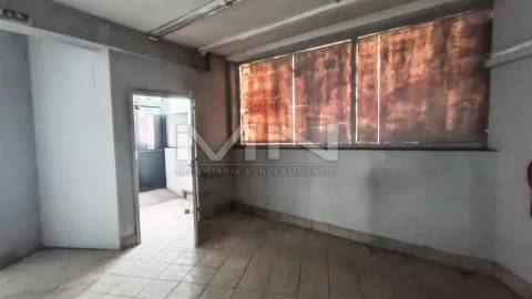 Espaço Comercial 305m² | Centro de Gondomar | Ideal para Restauração ou Supermercado