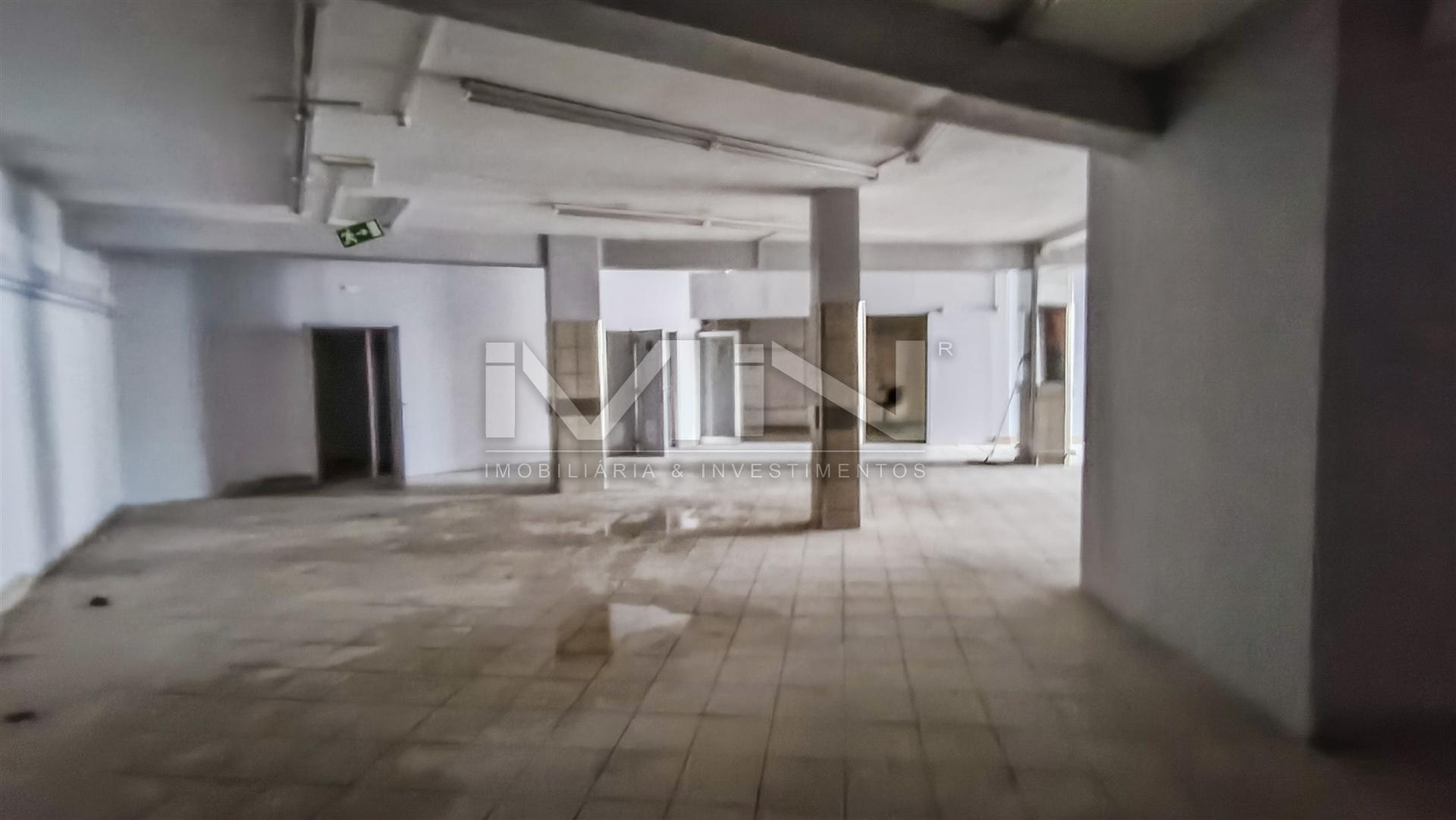 Espaço Comercial 305m² | Centro de Gondomar | Ideal para Restauração ou Supermercado