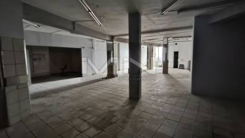 Espaço Comercial 305m² | Centro de Gondomar | Ideal para Restauração ou Supermercado