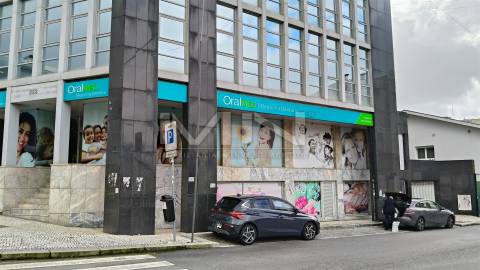 Espaço Comercial 305m² | Centro de Gondomar | Ideal para Restauração ou Supermercado