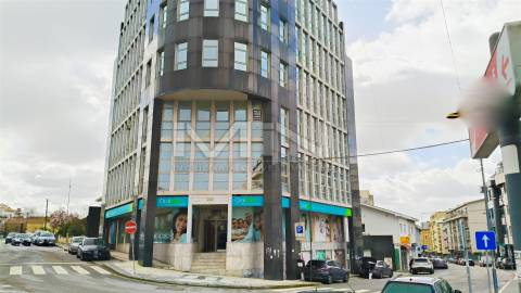 Espaço Comercial 305m² | Centro de Gondomar | Ideal para Restauração ou Supermercado