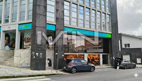 Espaço Comercial 305m² | Centro de Gondomar | Ideal para Restauração ou Supermercado