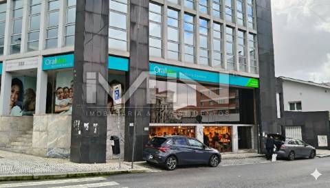 Espaço Comercial 305m² | Centro de Gondomar | Ideal para Restauração ou Supermercado