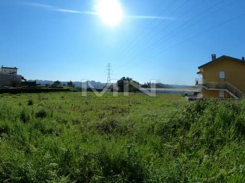 Oportunidade  junto ao Rio Douro: Terreno 2 frentes - 4.300m² - Viabilidade de Loteamento