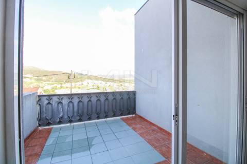 Moradia Térrea T1 - Quintal e Vista de Serra: Localização Premium