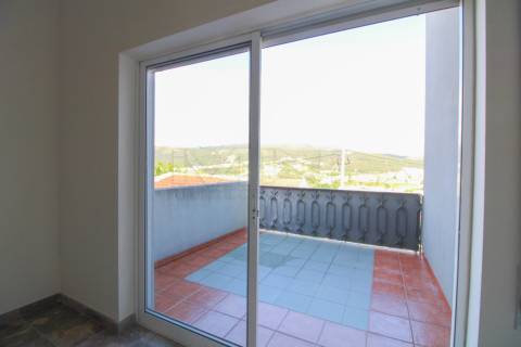 Moradia Térrea T1 - Quintal e Vista de Serra: Localização Premium