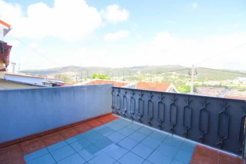Moradia Térrea T1 - Quintal e Vista de Serra: Localização Premium