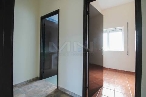 Moradia Térrea T1 - Quintal e Vista de Serra: Localização Premium