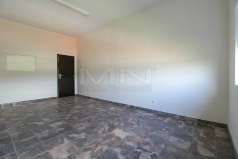 Moradia Térrea T1 - Quintal e Vista de Serra: Localização Premium