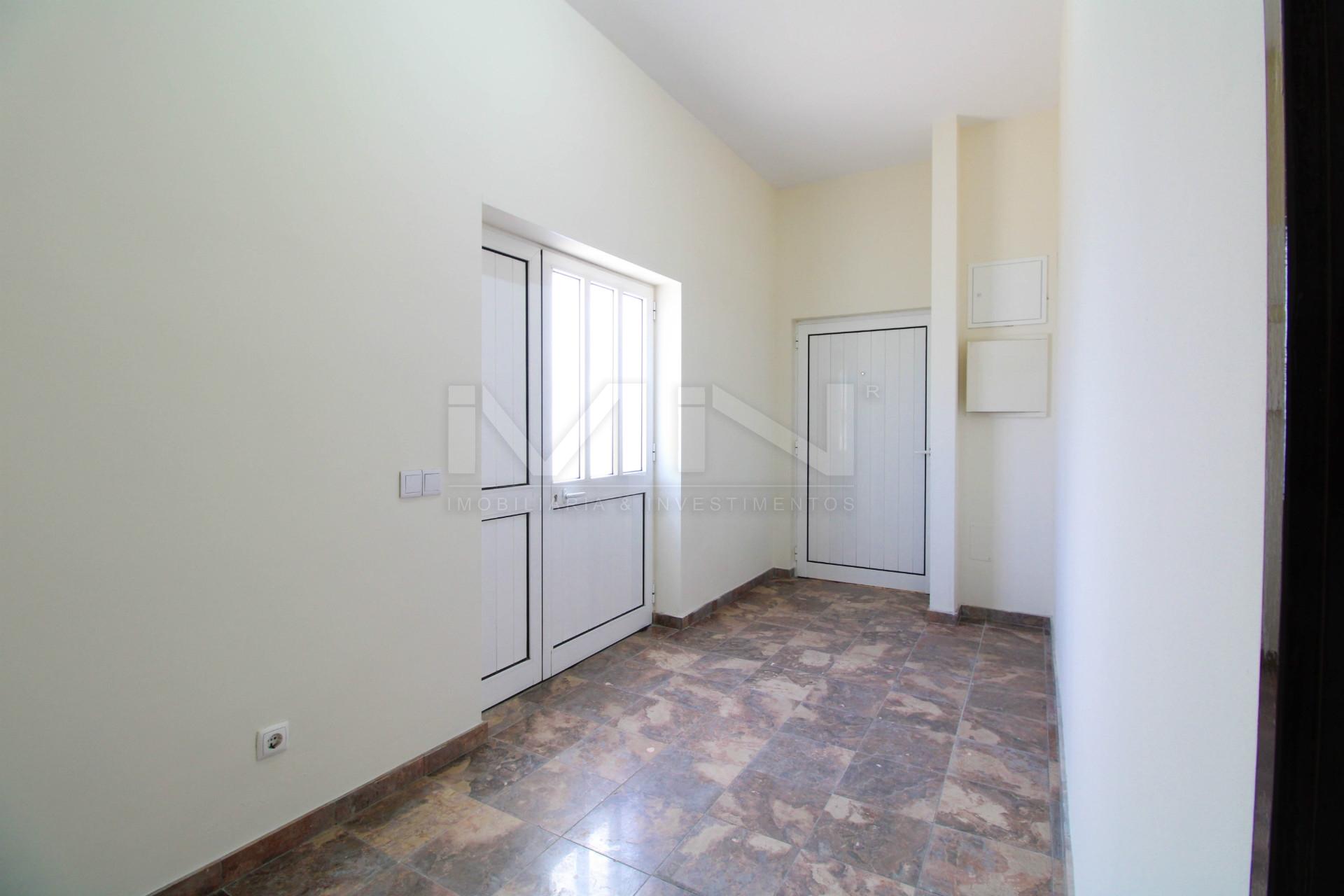 Moradia Térrea T1 - Quintal e Vista de Serra: Localização Premium