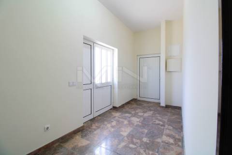 Moradia Térrea T1 - Quintal e Vista de Serra: Localização Premium