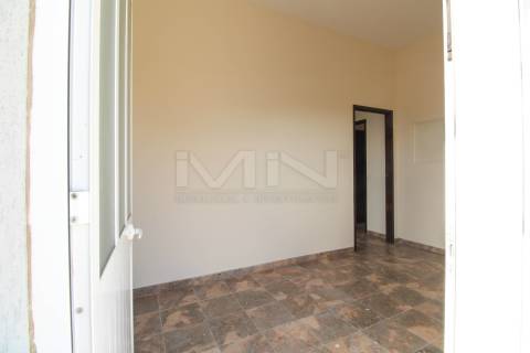 Moradia Térrea T1 - Quintal e Vista de Serra: Localização Premium