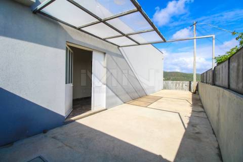 Moradia Térrea T1 - Quintal e Vista de Serra: Localização Premium
