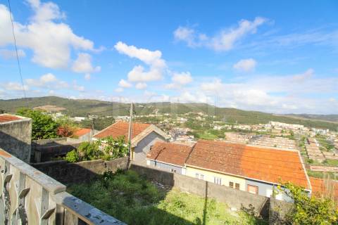 Moradia Térrea T1 - Quintal e Vista de Serra: Localização Premium
