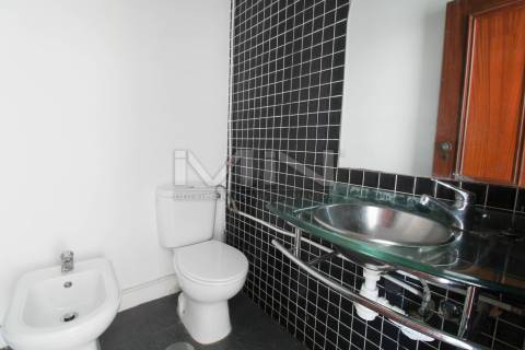 Moradia de 3 Frentes com Vista Panorâmica no Coração de Gondomar