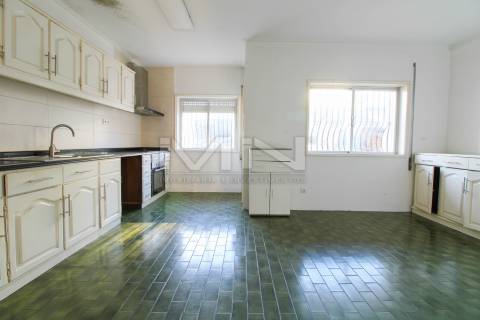 Moradia de 3 Frentes com Vista Panorâmica no Coração de Gondomar