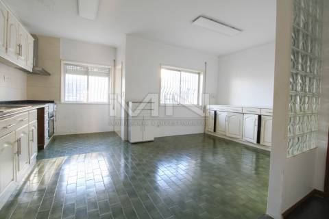 Moradia de 3 Frentes com Vista Panorâmica no Coração de Gondomar