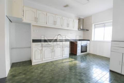 Moradia de 3 Frentes com Vista Panorâmica no Coração de Gondomar