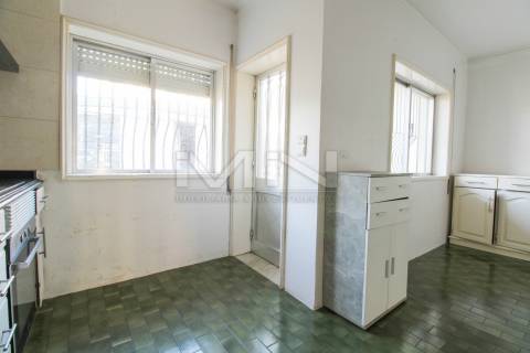 Moradia de 3 Frentes com Vista Panorâmica no Coração de Gondomar