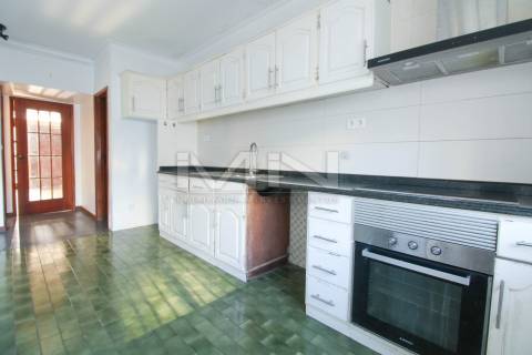 Moradia de 3 Frentes com Vista Panorâmica no Coração de Gondomar