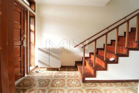 Moradia de 3 Frentes com Vista Panorâmica no Coração de Gondomar