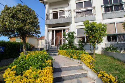 Moradia de 3 Frentes com Vista Panorâmica no Coração de Gondomar