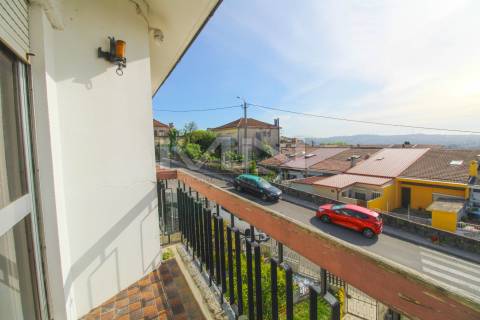 Moradia de 3 Frentes com Vista Panorâmica no Coração de Gondomar
