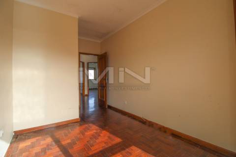 Moradia de 3 Frentes com Vista Panorâmica no Coração de Gondomar