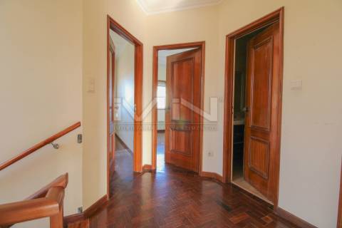 Moradia de 3 Frentes com Vista Panorâmica no Coração de Gondomar