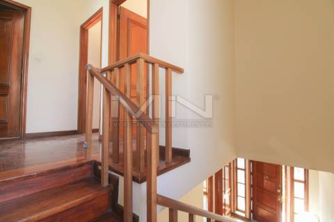 Moradia de 3 Frentes com Vista Panorâmica no Coração de Gondomar