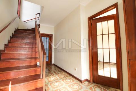 Moradia de 3 Frentes com Vista Panorâmica no Coração de Gondomar