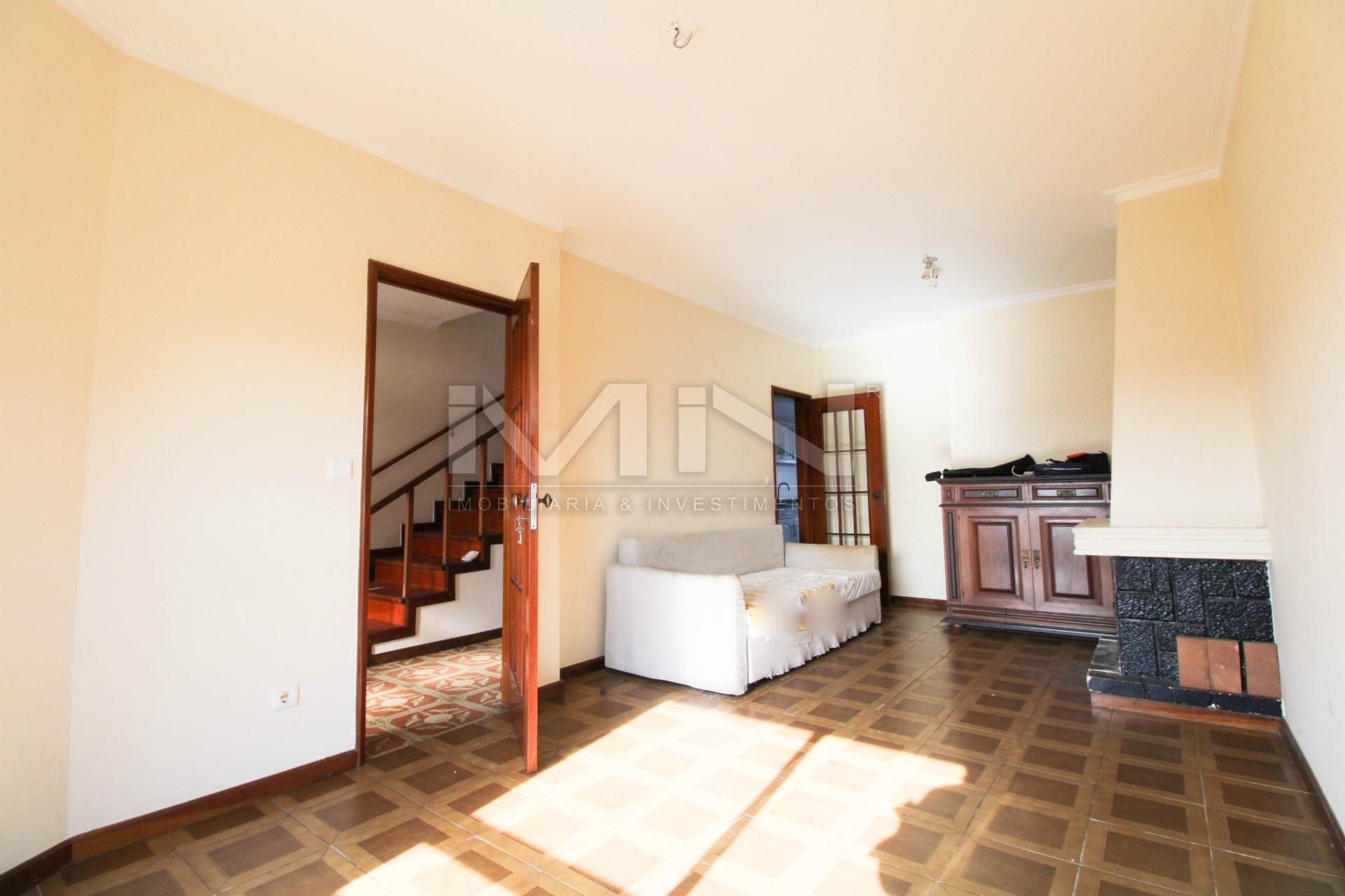 Moradia de 3 Frentes com Vista Panorâmica no Coração de Gondomar