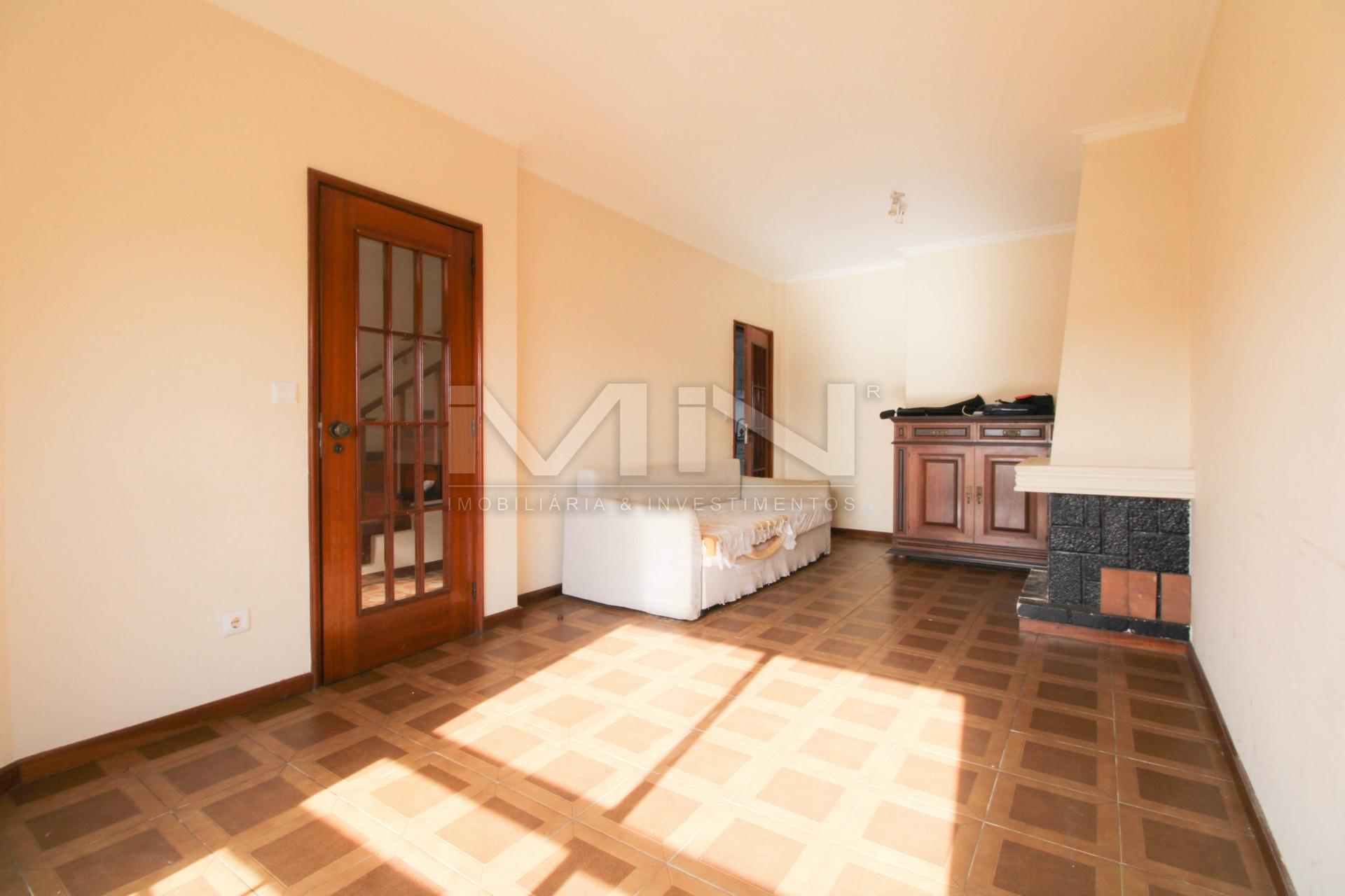 Moradia de 3 Frentes com Vista Panorâmica no Coração de Gondomar