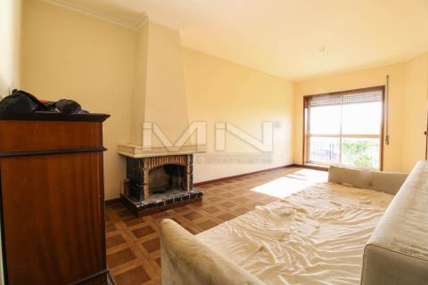 Moradia de 3 Frentes com Vista Panorâmica no Coração de Gondomar