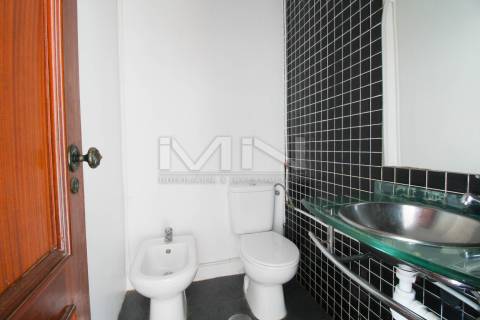 Moradia de 3 Frentes com Vista Panorâmica no Coração de Gondomar