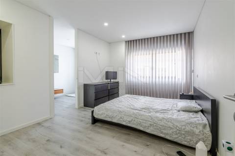Moradia T4 de 4 Frentes: Elegância e Versatilidade a 2km do Freixo