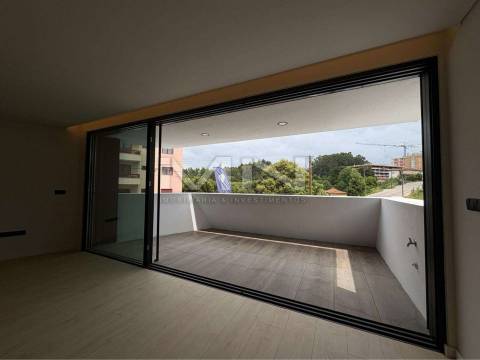 Exclusividade e Modernidade no Centro de Gondomar: Apartamento T1 Novo com Terraço