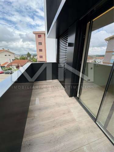 Exclusividade e Modernidade no Centro de Gondomar: Apartamento T1 Novo com Terraço