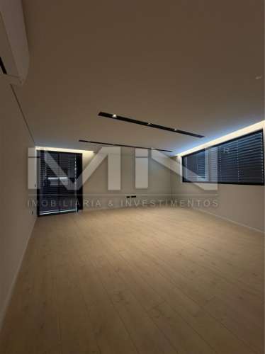 Exclusividade e Modernidade no Centro de Gondomar: Apartamento T1 Novo com Terraço