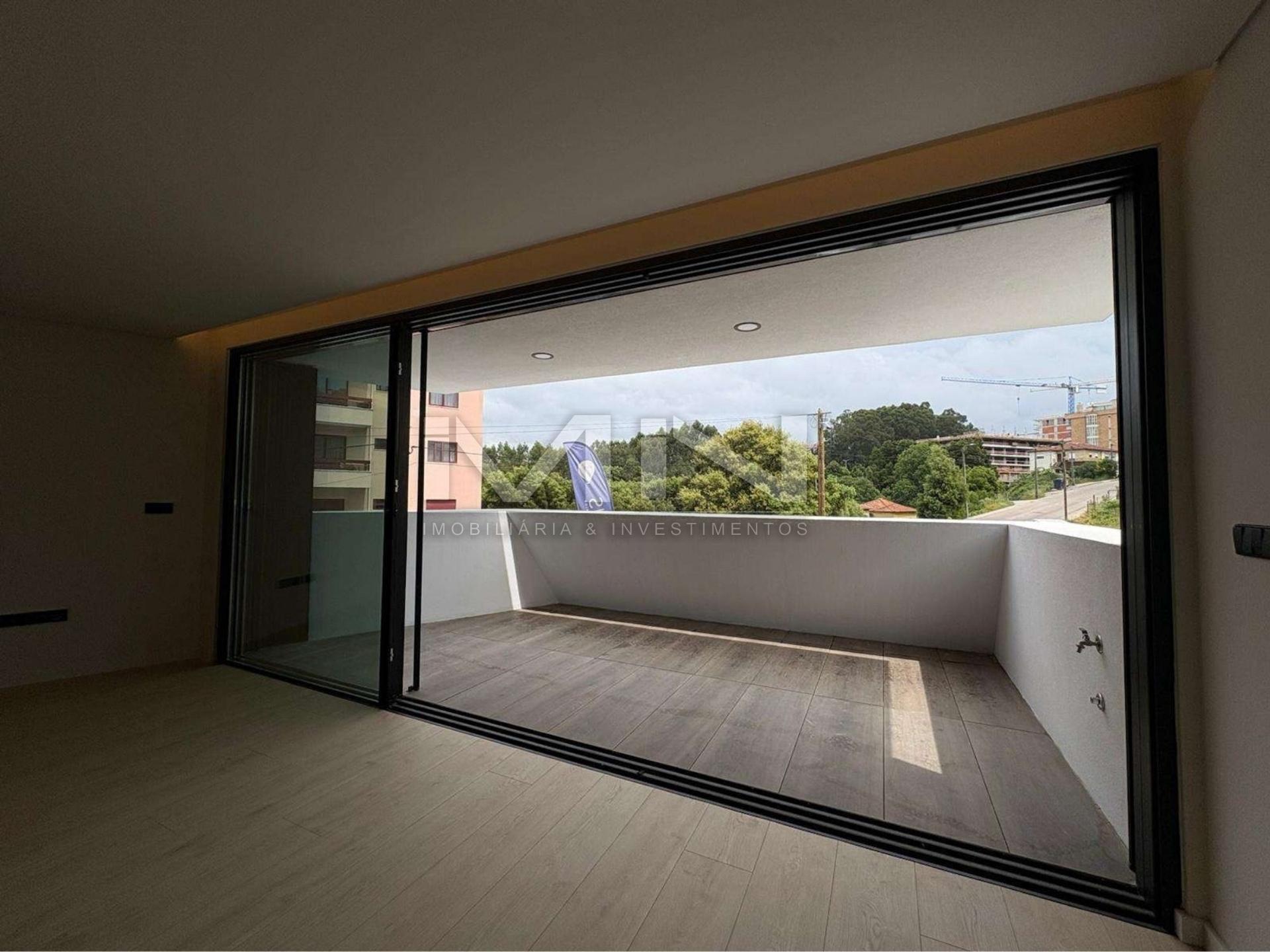 T4 Novo - c/ Terraço e garagem fechada