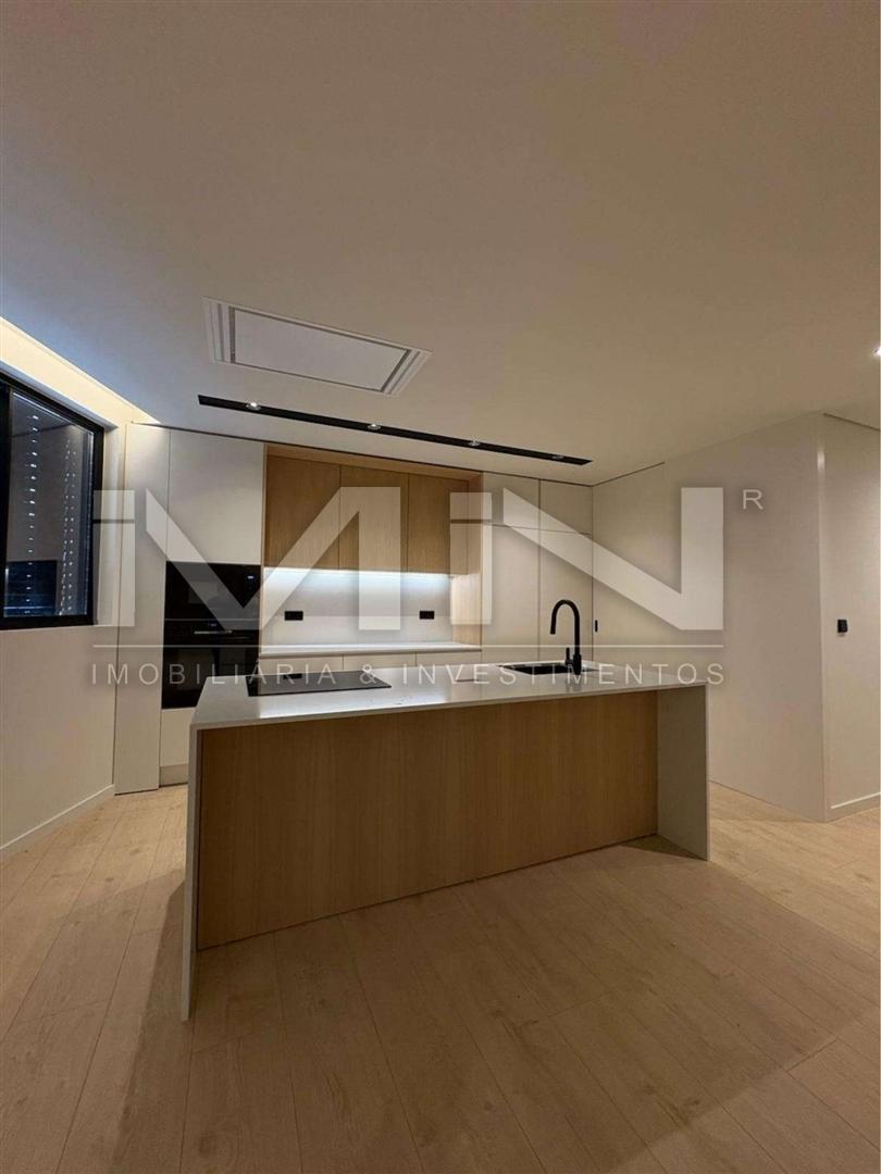 T4 Novo - c/ Terraço e garagem fechada