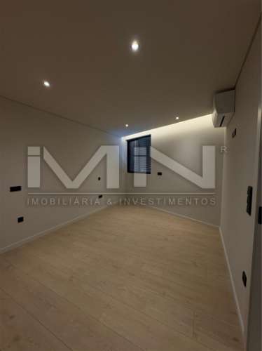 T4 Novo - c/ Terraço e garagem fechada