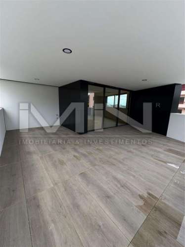 T4 Novo - c/ Terraço e garagem fechada