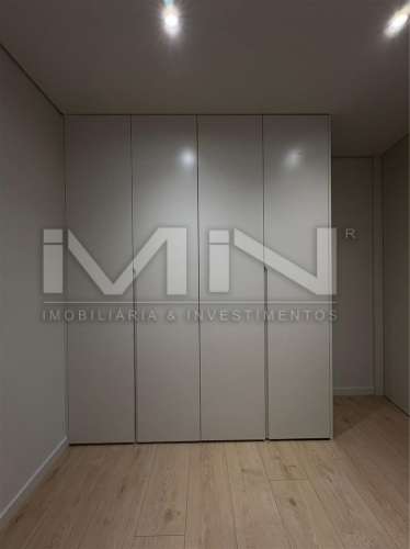 T4 Novo - c/ Terraço e garagem fechada