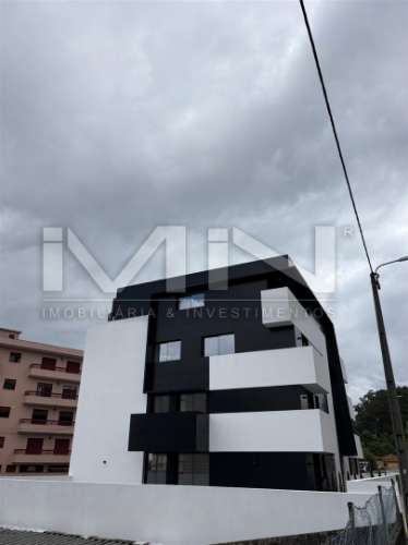 T4 Novo - c/ Terraço e garagem fechada